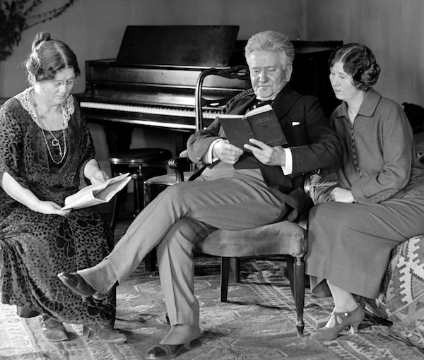 Belle Case La Follette with her husband and daughter.
